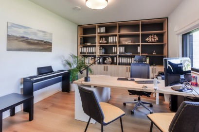 Houten bureau met zwarte tinten in Boelhe 