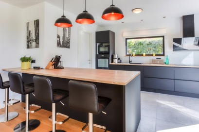 Moderne keuken mat zwart met houten werkblad in Boelhe 