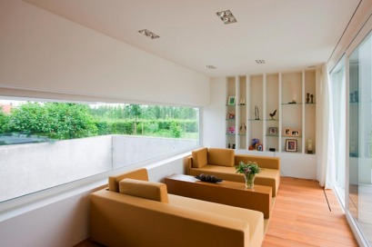Moderne woning met witte crepi door Dewaele Woningbouw