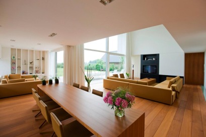 Moderne woning met witte crepi door Dewaele Woningbouw