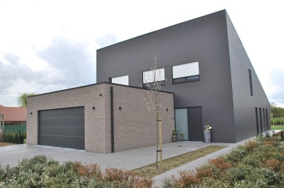 Moderne woning met hellend dak in houtskeletbouw