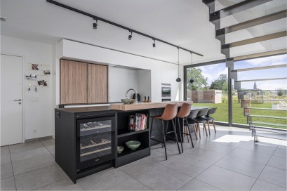 Moderne zwart-wit keuken met hout in Aalter 