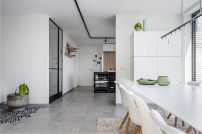 Moderne eetkamer zicht open keuken in Aalter