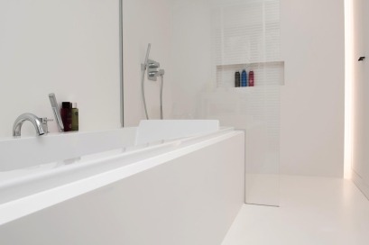 Moderne badkamer gietvloer wit