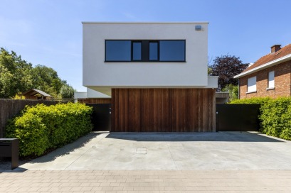 Strakke en moderne woning in crepi en hout