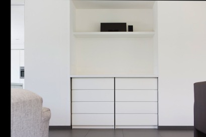 Modern interieur met witte kasten