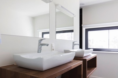 Lavabo op houten blad