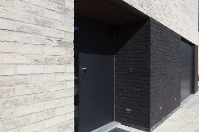Lichtgrijze baksteen in combinatie met zwarte baksteen