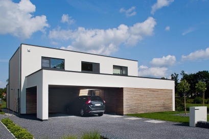Moderne woning met carport en afgewerkt met witte crepi en houten gevelbekleding