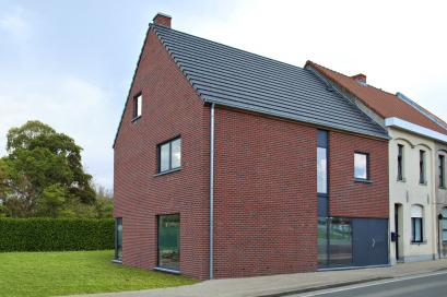 Moderne halfopen bebouwing gevel