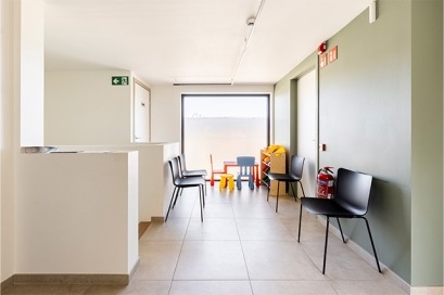 Dewaele Woningbouw - Binnenkant wachtzaal in moderne dokterspraktijk