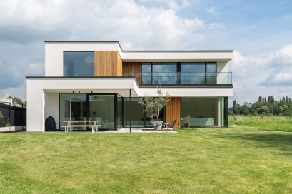 Achterkant van een moderne houtskeletbouwwoning met plat dak
