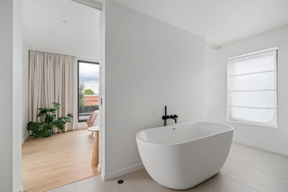 Badkamer met bad in een moderne master bedroom