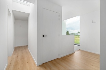 Hal op het bovenverdiep van een moderne houtskeletbouwwoning
