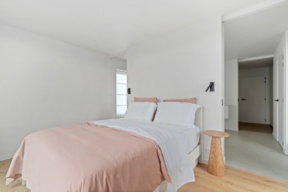 Master bedroom met geïntegreerde badkamer in moderne nieuwbouwwoning