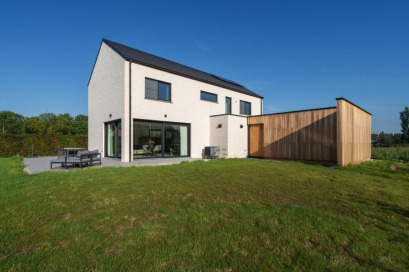 Maison moderne rurale en ossature bois avec terrasse.