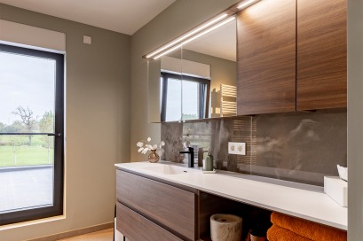 Realisatie van Dewaele Woningbouw - badkamer van tijdloze woning in Wambeek