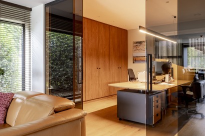 Realisatie van Dewaele Woningbouw - bureaukamer met led verlichting in tijdloze woning in Wambeek