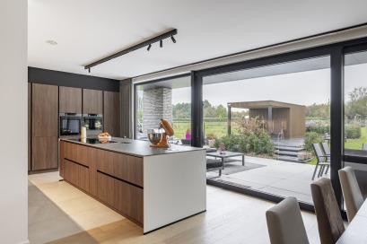 Realisatie van Dewaele Woningbouw - keuken van tijdloze woning in Wambeek