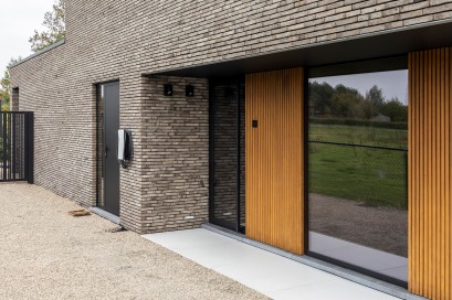 Realisatie van Dewaele Woningbouw - voordeur van tijdloze woning in Wambeek