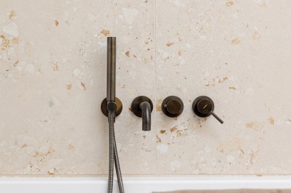 Detail van kraanwerk in badkamer van kijkwoning