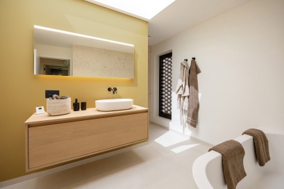 Moderne badkamer in nieuwbouw houtskeletbouwwoning