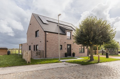 Landelijk moderne nieuwbouwwoning tussen de velden