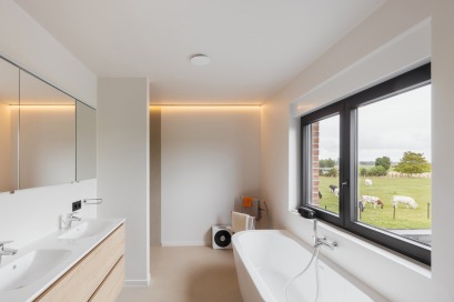 Moderne badkamer in landelijke woning