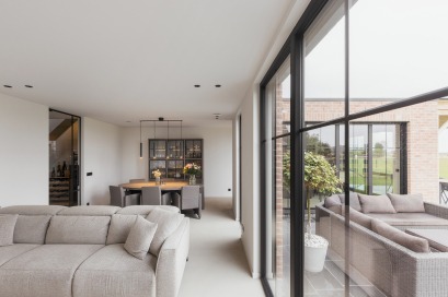 Moderne woonkamer met veel lichtinval