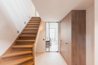 Inkom landelijke woning met tussendeur uit glas
