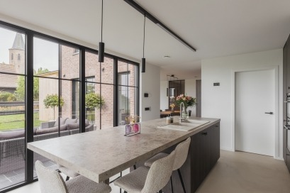 Moderne keuken met uitzicht op kerktoren