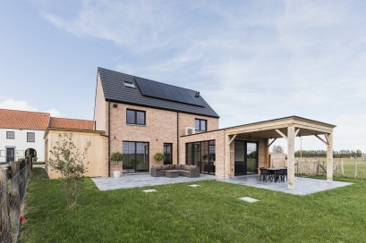 Landelijk moderne nieuwbouwwoning tussen de velden
