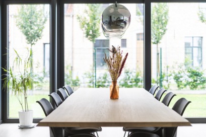 Eettafel in een lichtrijke woonkamer van een moderne woning