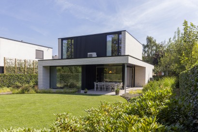 Achterkant moderne villa met grote tuin
