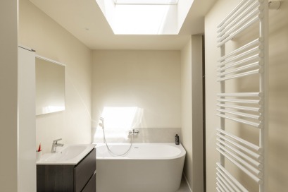 Gloednieuwe badkamer moderne villa