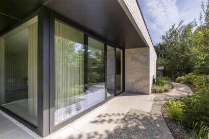 Grote raampartijen moderne villa
