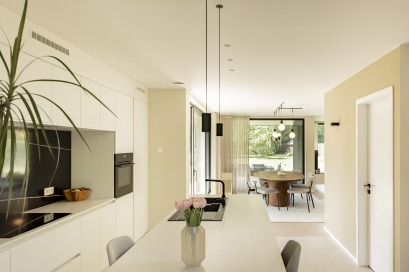 Moderne minimalistische keuken met kookeiland