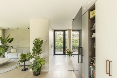 Voordeur en gang moderne villa