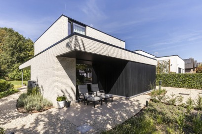 Extra terras met luifel voorkant villa