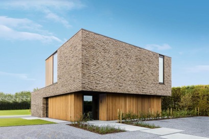 Moderne houtskeletwoning van Dewaele met gevel in baksteen en hout.