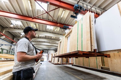 Opérateur déplaçant un mur préfabriqué dans l’atelier.