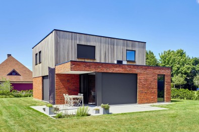 Moderne woning met gevel in hout en baksteen.