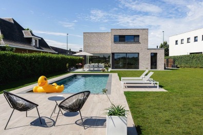 BEN-woning met tuin en zwembad in houtskeletbouw.