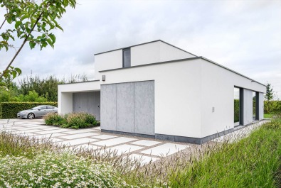 Maison moderne à ossature bois avec façades blanches.