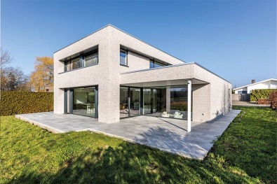 Villa moderne avec jardin.
