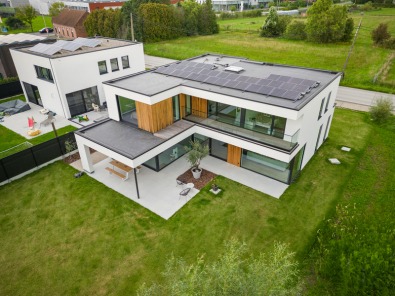 Maison à ossature bois avec des panneaux solaires