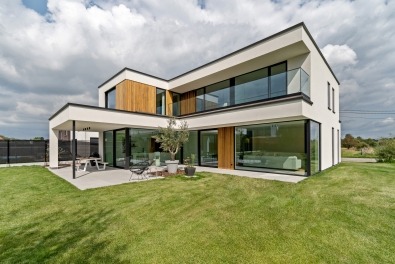 Achterkant van een strakke houtskeletbouwwoning met plat dak