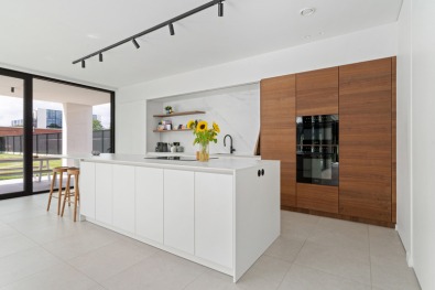 Strakke witte keuken in een moderne houtskeletbouwwoning