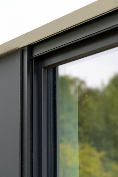 Close-up van een raam in een nieuwbouwwoning met warm edge afstandshouders