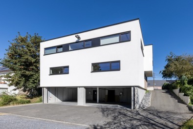 Buitenkant van moderne dokterspraktijk in Doornik - Dewaele Woningbouw
